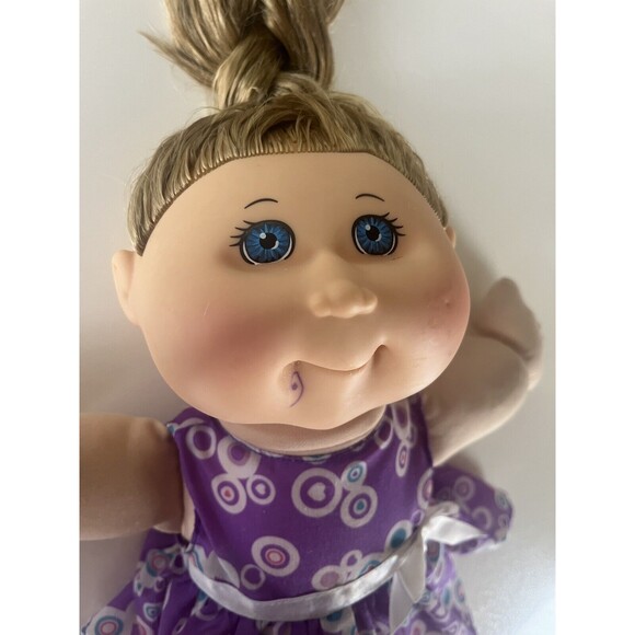 2011 CABBAGE PATCH KID DOLL JP-05KB CPK Blonde Hair Blue Eyes Rare Jakks OAA - Picture 3 of 4